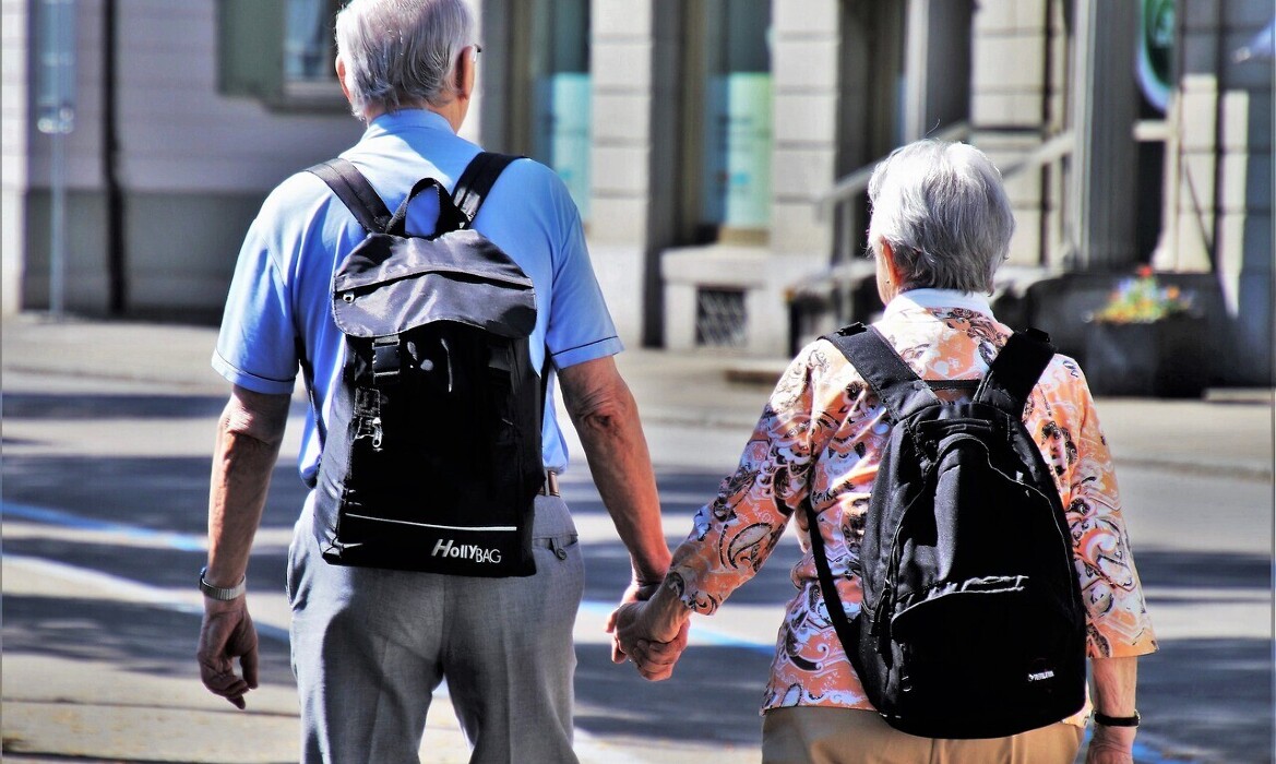 cvryth434h_____senior-3336451_1280 cvryth434h_____senior-3336451_1280